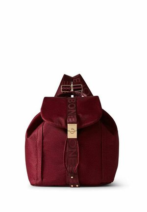 Sac à dos texturé bordeaux avec fermeture à rabat, bretelles réglables et fermoir doré, avec logo embossé sur la sangle avant.