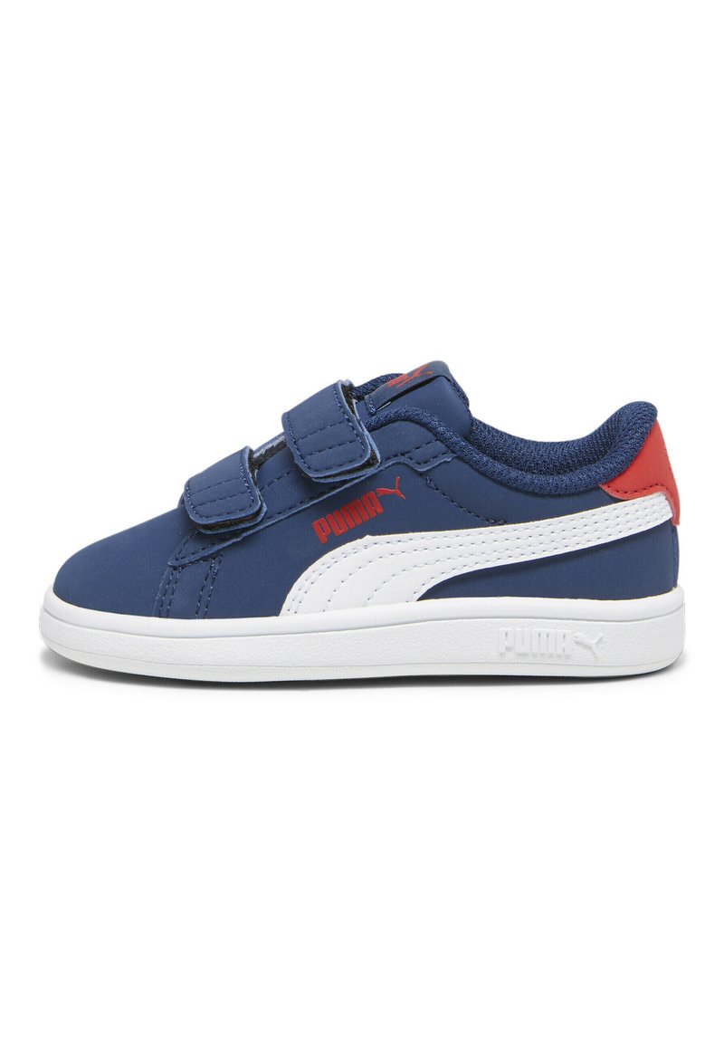 Pantofi sport bleumarin cu talpă albă, cu benzi autoadezive și accente roșii. Prezintă un material superior texturat și un logo proeminent pe lateral.