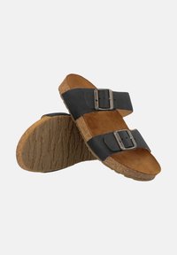 Sandali neri con due cinghie e suola in sughero. Presentano fibbie in metallo, una texture simile al camoscio e una soletta marrone strutturata.