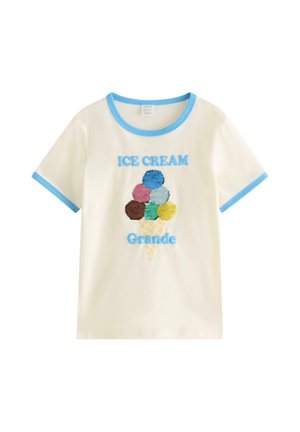 Kortærmet t-shirt i flødefarve med blå kant på krave og ærmer, der viser en isvaffel med seks farverige kugler og teksten "ICE CREAM Grande".