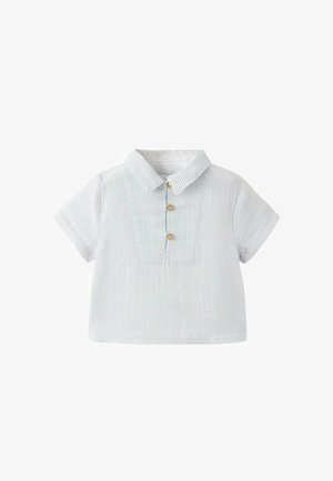 Chemise à manches courtes pour tout-petit, rayée bleu clair et blanche, avec un col et trois boutons en bois sur la patte de boutonnage avant.