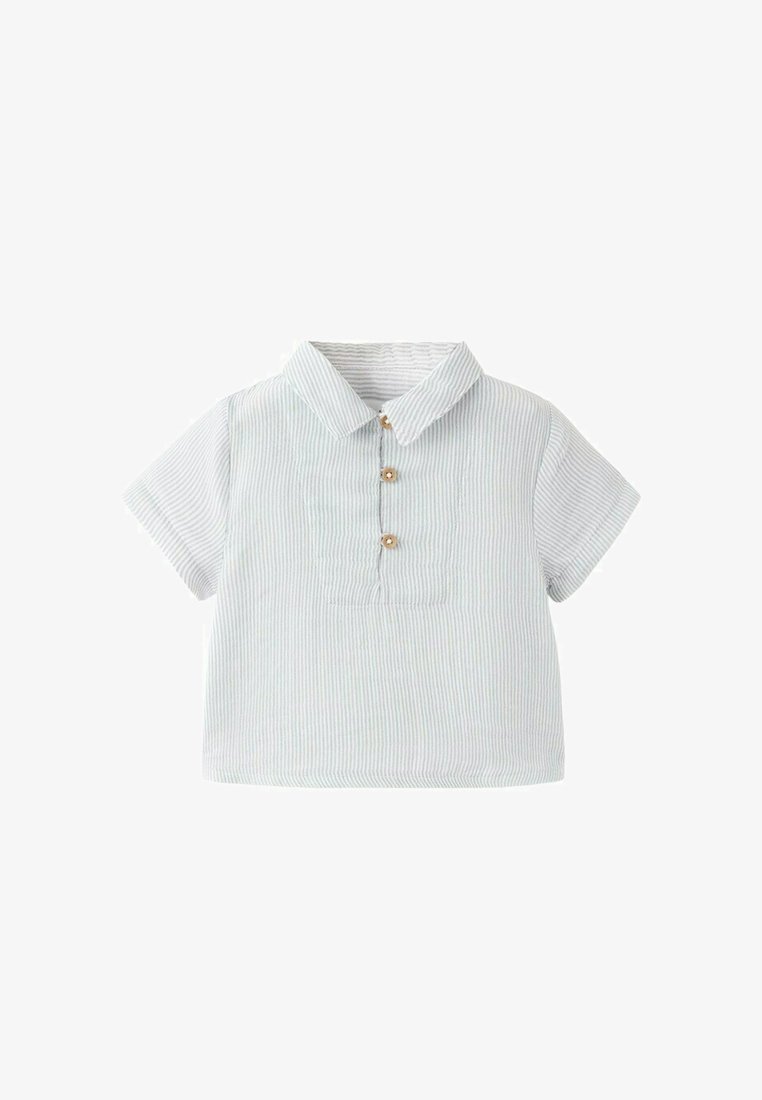 Chemise à manches courtes pour tout-petit, rayée bleu clair et blanche, avec un col et trois boutons en bois sur la patte de boutonnage avant.