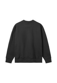 Sudadera negra con cuello redondo, diseño de hombro caído, puños y bajo acanalados, con una textura suave y detalles de costura mínimos.