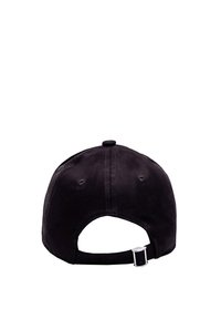 Cappello da baseball nero con corona rotonda, texture in tessuto e cinturino regolabile sul retro. Presenta fori di ventilazione sui lati.