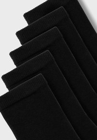 Schwarze Baumwollsocken, fünf in einer Reihe, mit einem gerippten Oberband und einer glatten Textur. Einfaches Design, ohne Muster oder sichtbare Akzente.