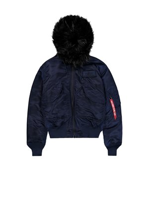 Chaqueta bomber de color azul marino con capucha de piel sintética, cierre de cremallera en la parte delantera, dos grandes bolsillos frontales, puños acanalados y un detalle de etiqueta de tela roja en la manga.