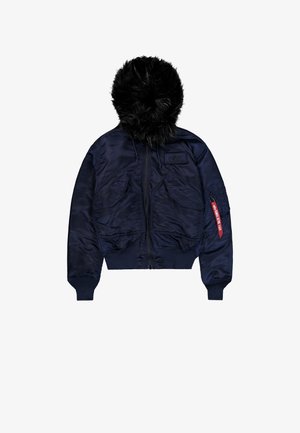 Tumesinine bomber-jakk, millel on faux karusnahast kapuuts, lukuga eesmine osa, kaks suurt eesmist taskut, soonikkoes mansetid ja punane kangasetail detail varrukal.