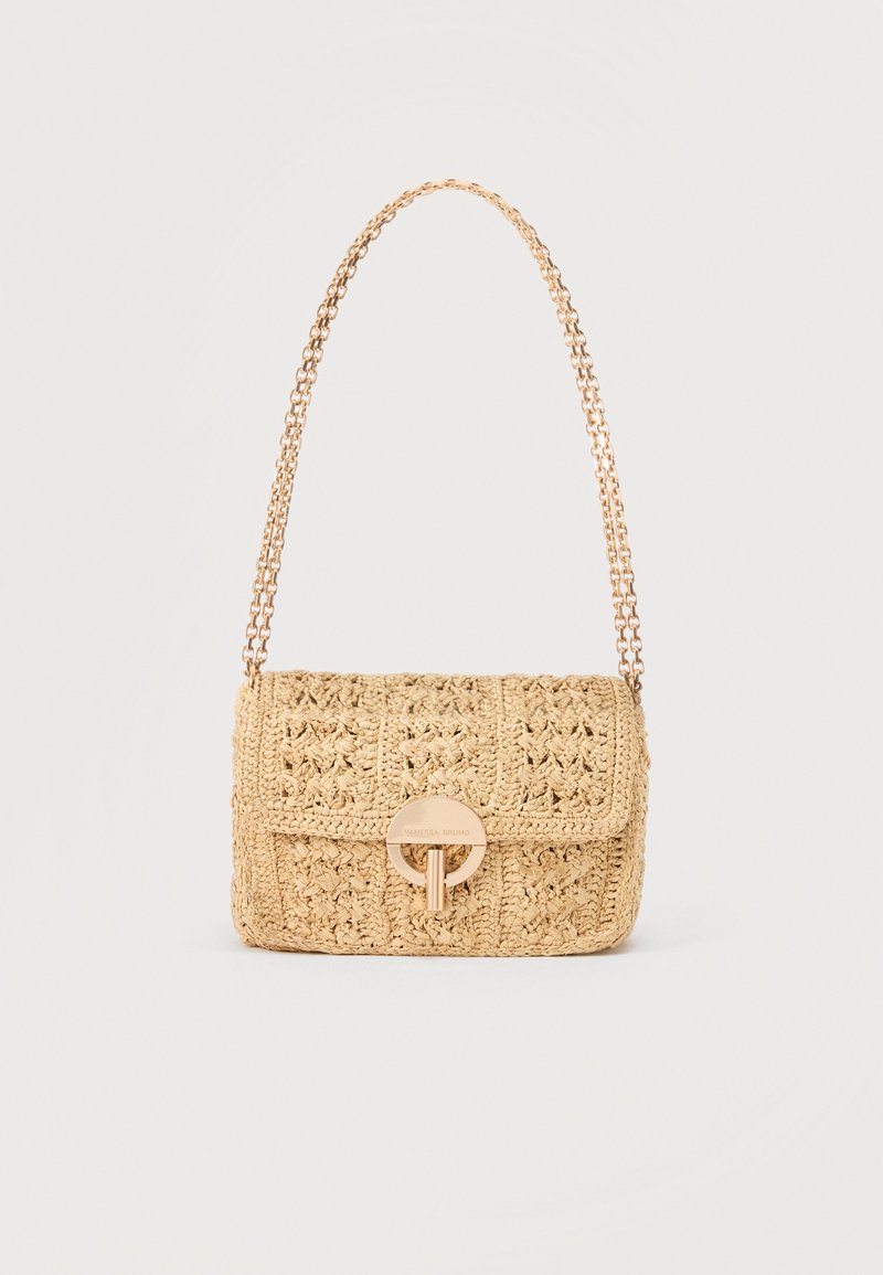 Beige geweven schoudertas met rechthoekige vorm, gouden ronde sluiting en gouden kettingriem tegen een lichte achtergrond.