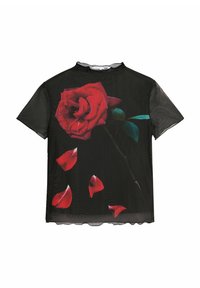 Schwarzes Mesh-T-Shirt mit einem großen roten Rosengrafik, grünen Blättern und verstreuten roten Rosenblättern. Kurze Ärmel und ein runder Halsausschnitt.