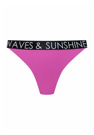 Różowe stringi z czarną gumką w pasie z napisem "WAVES & SUNSHINE" w białej literze. Gładki, elastyczny materiał i design o minimalnym zakryciu.