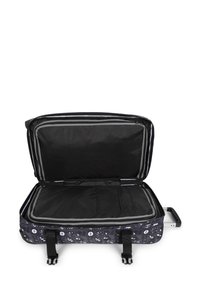 Otevřený černý kufr s karikaturami, prázdný vnitřek, zipová síťovaná kapsa, dvě černé nastavitelné popruhy a vytažená teleskopická rukojeť.