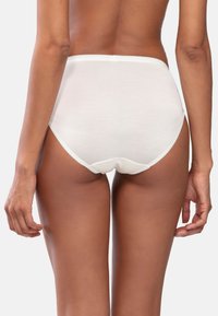 Sous-vêtements blancs taille haute en coton doux, avec des bords lisses et un design sans coutures pour plus de confort. La vue de dos met en valeur l'ajustement.
