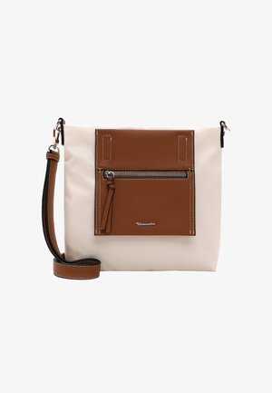 Crème kleurige schoudertas met een bruine leren voorvak, ritssluiting en verstelbare schouderband. Voorzien van zilveren hardware en witte stiksels.
