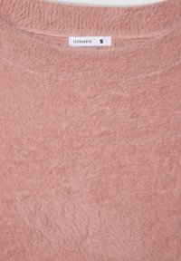 Maglione rosa chiaro realizzato in materiale morbido e lanoso. Presenta un collo rotondo e un’etichetta con "TERRANOVA" e la taglia "S" cucita all'interno del colletto.