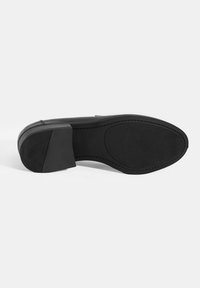 Schwarzer Schuh mit glattem Obermaterial, runder Zehenpartie und strukturierter Gummi-Sohle. Verfügt über einen niedrigen Blockabsatz und sichtbare Nähte entlang des Randes.