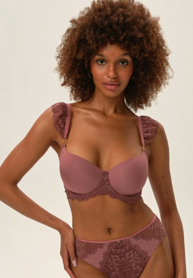 Fioletowy stanik z koronkowymi akcentami, miękkimi miseczkami i regulowanymi ramiączkami. Pasujące figi z detalami koronkowymi i subtelnym wzorem.