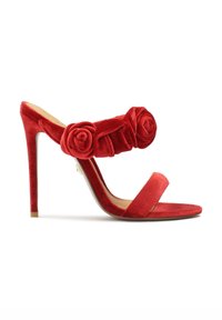 Sandale à talon haut en velours rouge avec un accent floral sur la lanière, design à bout ouvert, et un talon stiletto fin. Texture lisse sur l'ensemble.