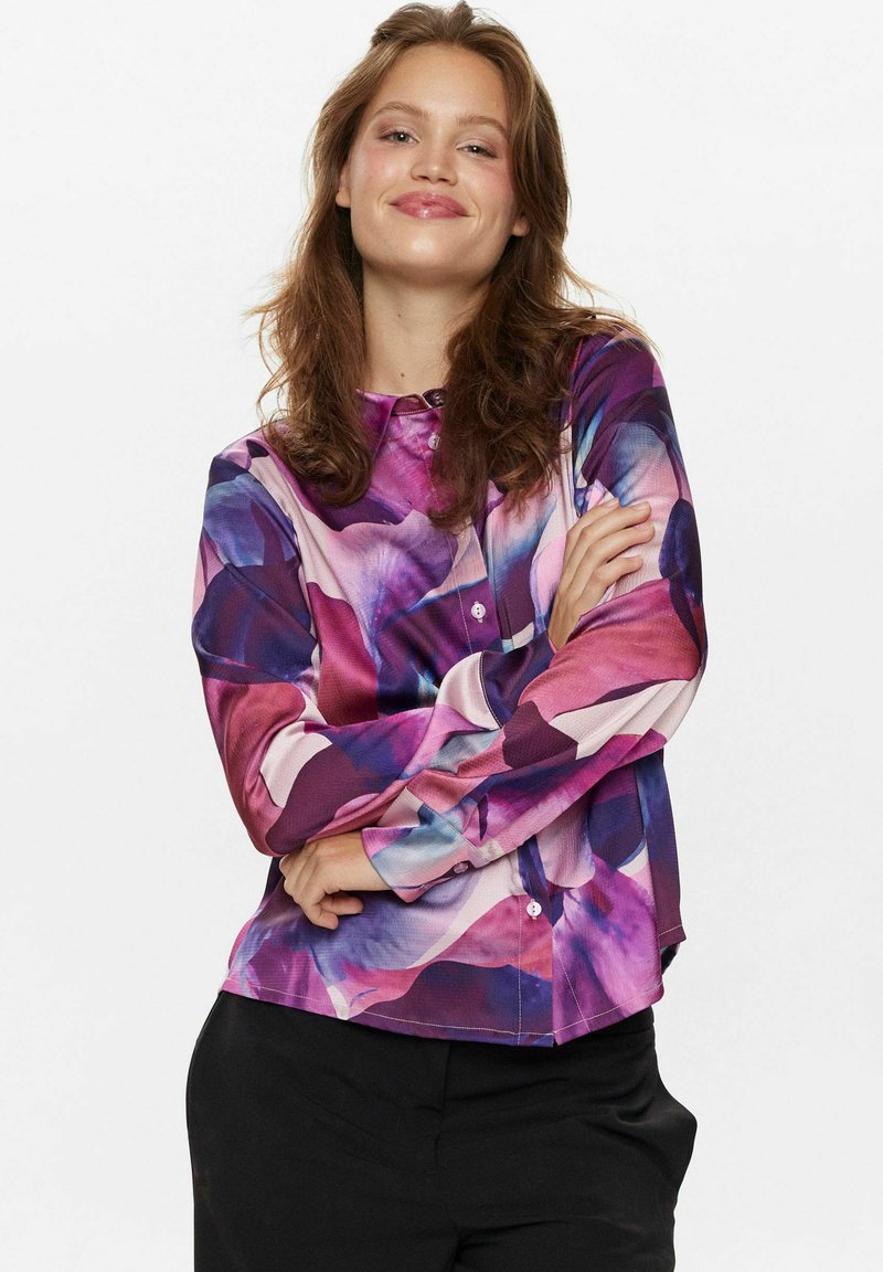 Lila Blumenbluse mit langen Ärmeln, Knopfverschluss und variierenden Schattierungen von Pink und Blau aus einem weichen, leichten Stoff.