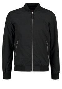 Černá bomber bunda vyrobená z lehkého materiálu, se zipem na přední straně, dvěma bočními kapsami, žebrovanými manžetami a pasem. Hladká textura.