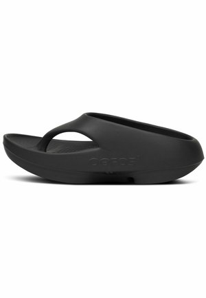 Sort polstret slip-on sandal med tyk sål og tæskel, designet til komfort og afslappet brug.