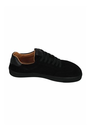 Schwarzer Wildleder-Low-Top-Sneaker mit schwarzen Schnürsenkeln, gepolstertem Kragen und beige Innenfutter, von der Seite vor weißem Hintergrund gezeigt.