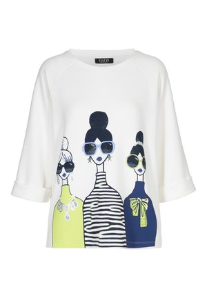Weißes Langarmshirt mit Illustration von drei Frauen, die Sonnenbrillen und stilvolle Outfits in Gelb, Schwarz-Weiß-Streifen und Marineblau tragen.