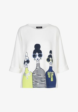 Weißes Langarmshirt mit Illustration von drei Frauen, die Sonnenbrillen und stilvolle Outfits in Gelb, Schwarz-Weiß-Streifen und Marineblau tragen.