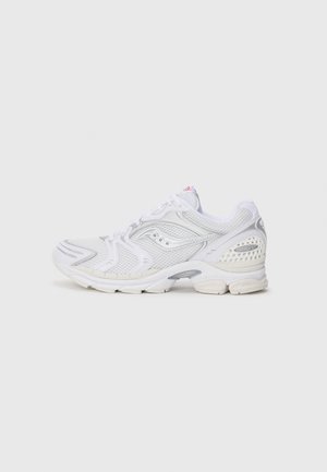 Weiße Sportschuhe mit einem Mesh-Obermaterial, strukturierten Akzenten und einer gepolsterten Sohle. Sie verfügen über ein reflektierendes Logo und dezente, gemusterte Details.