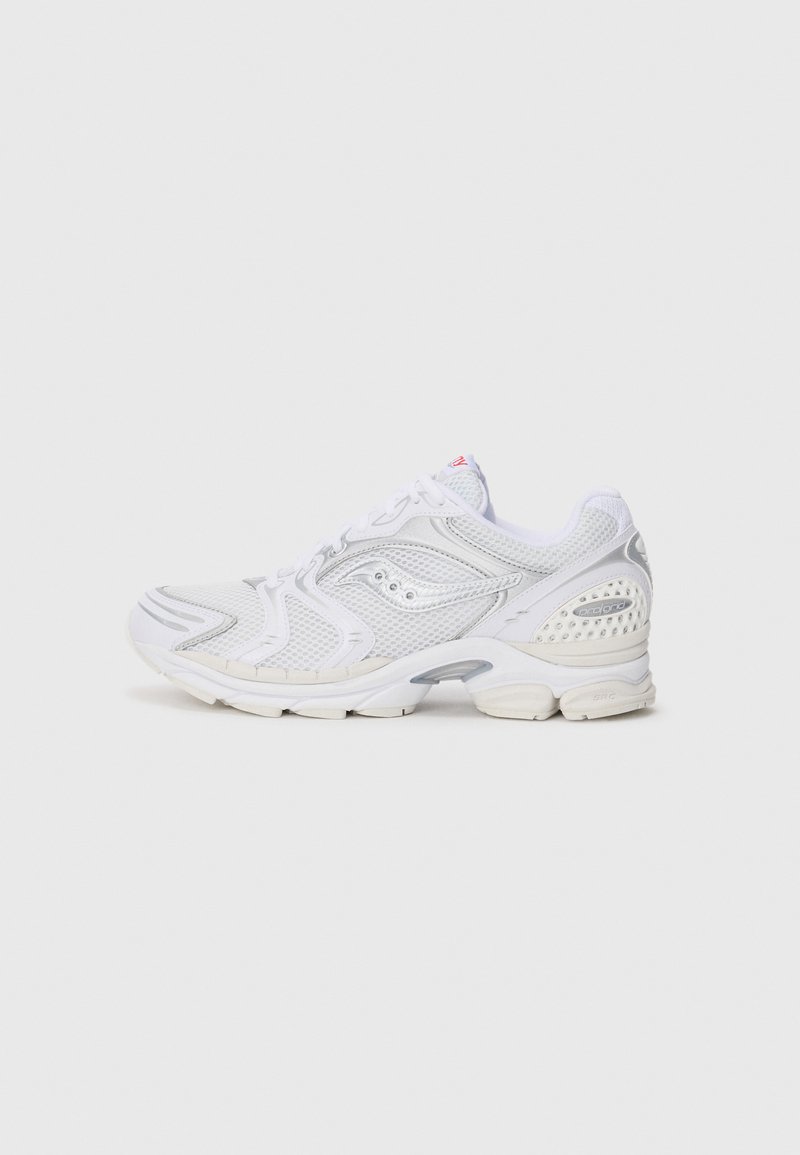 Witte sportschoenen met een bovenwerk van gaas, textuuraccenten en een gevoerde zool. Bevat een reflecterend logo en subtiele patroondetails.