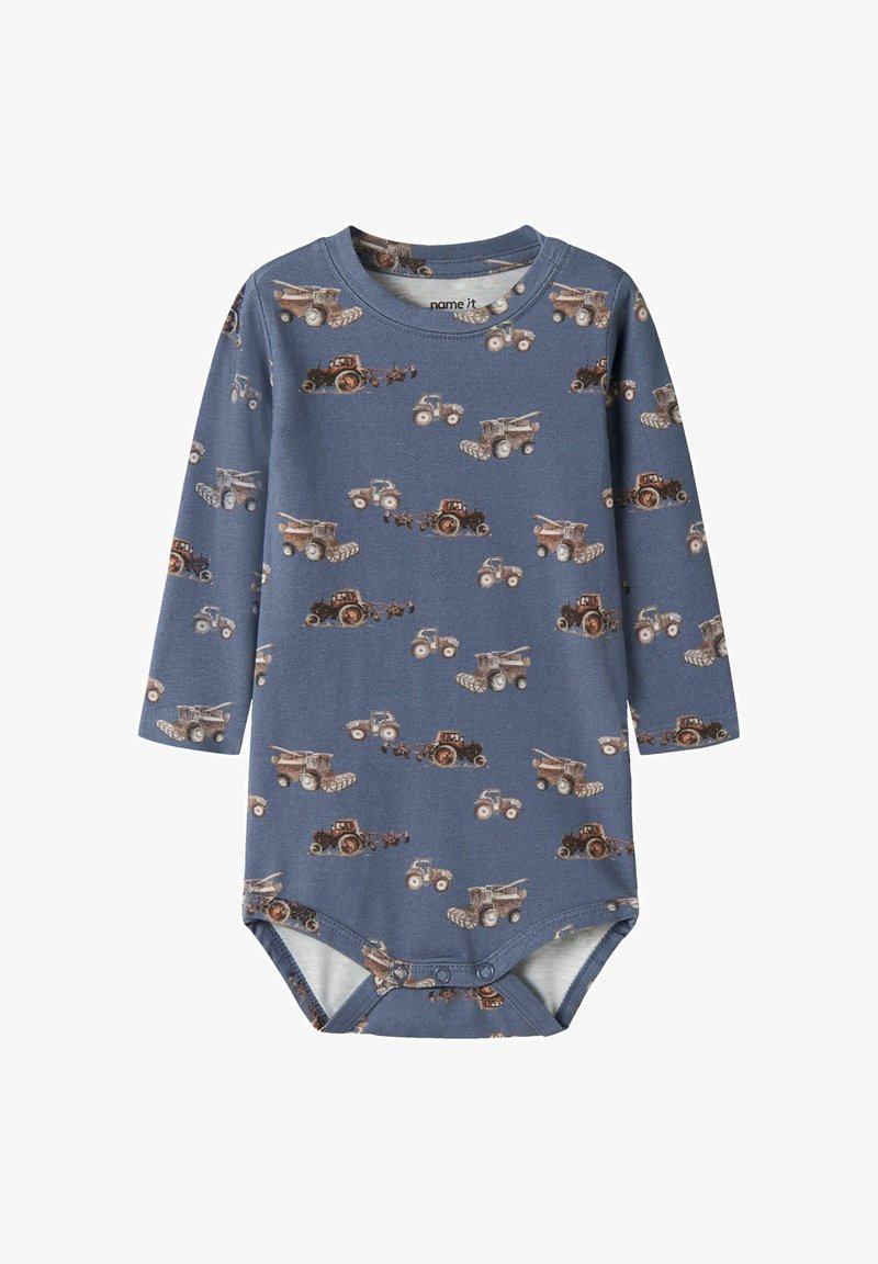 Body bébé bleu à manches longues avec des pressions et un motif de petits tracteurs agricoles marron et gris.