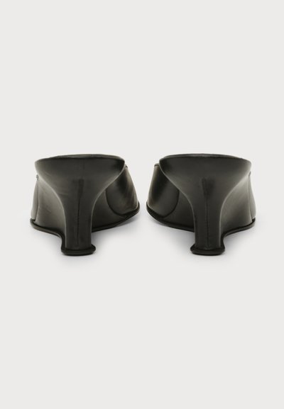 BY FAR CAROO CLOSED TOE  - Sandales compensées - black