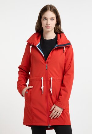 Giacca impermeabile rossa con cappuccio regolabile, chiusura con zip e tasche laterali. Presenta una fodera interna blu e dettagli elasticizzati sul cappuccio.