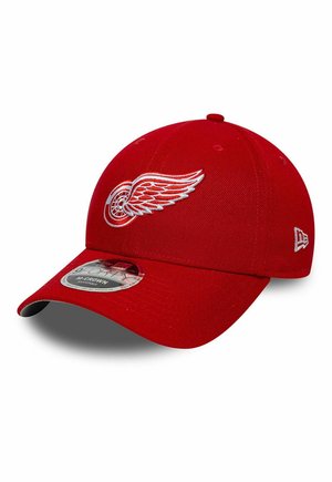 Rote Baseballkappe mit weißem Flügelrad-Logo auf der Vorderseite und gebogenem Schirm, schräg gestellt, um Seiten- und Oberseitendetails zu zeigen.