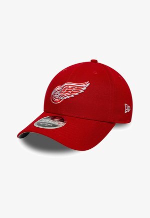 Rote Baseballkappe mit weißem Flügelrad-Logo auf der Vorderseite und gebogenem Schirm, schräg gestellt, um Seiten- und Oberseitendetails zu zeigen.