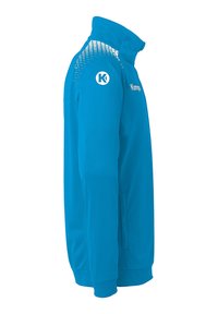 Blauwe sportjack met een hoge kraag, ritsluiting en geprinte schouderaccenten. Heeft een logo op de bovenarm en zijzakken.