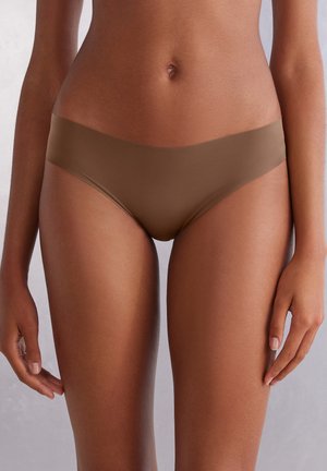 Bruine hipster bikini briefs van zacht, rekbaar materiaal met een naadloos ontwerp en een brede tailleband. Minimalistische stijl zonder patronen.