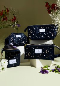 The Flat Lay Co. FLAT LAY MAKEUP BOX BAG - Toalettmappe - celestial blue embroidered velvet