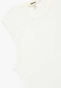 Weißes Baumwolltanktop mit rundem Ausschnitt und ärmellosem Design. Verfügt über eine glatte Textur und sichtbare Nähte entlang der Kanten.