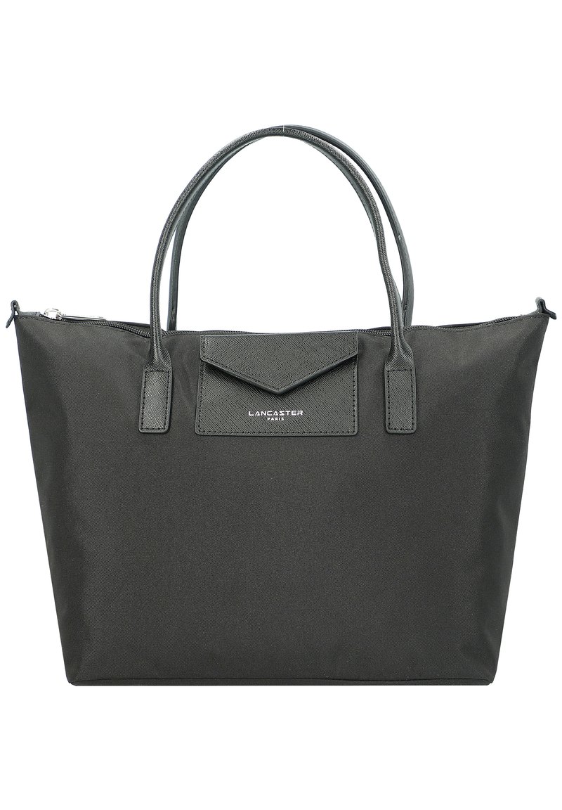 Sac fourre-tout noir en tissu texturé avec deux poignées, poche avant et fermeture éclair. Présente un logo discret à l'avant.