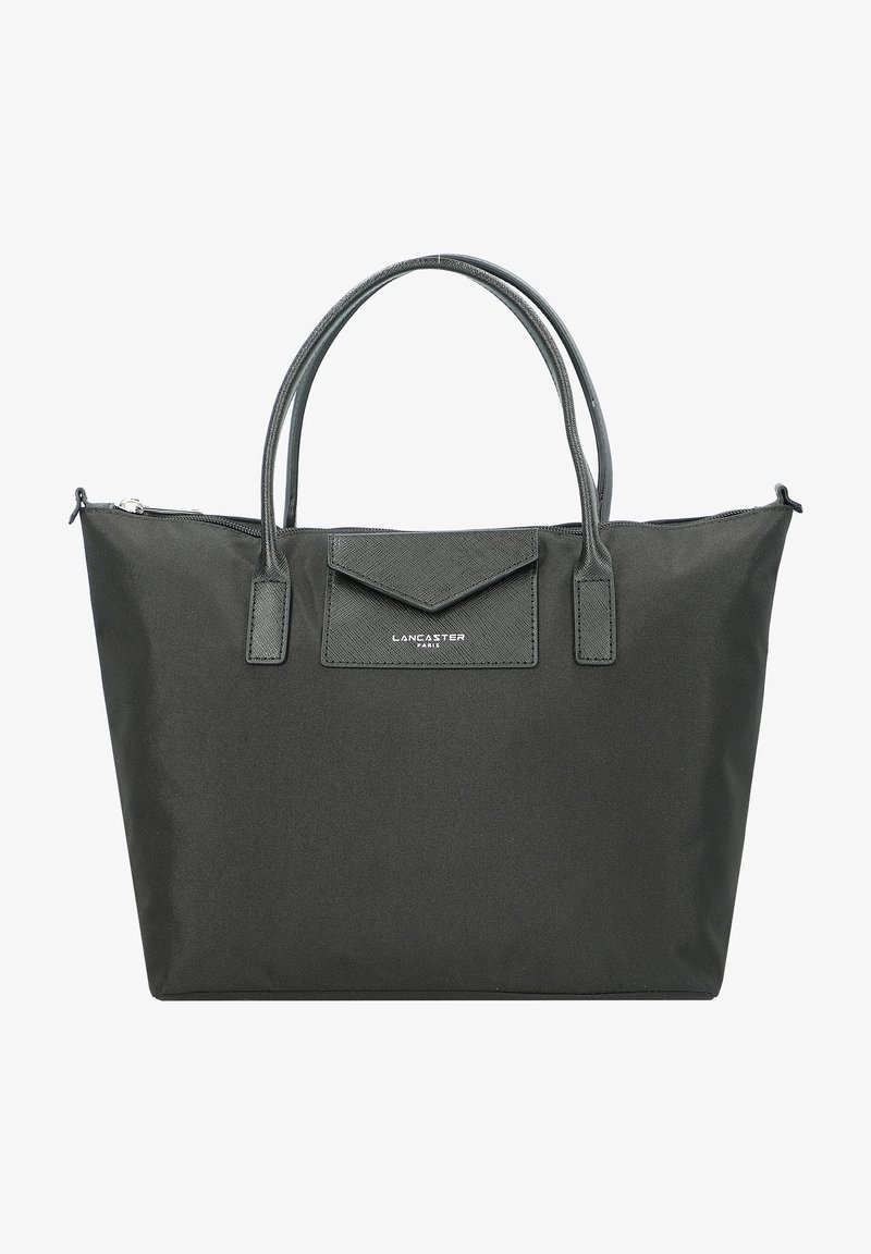 Sac fourre-tout noir en tissu texturé avec deux poignées, poche avant et fermeture éclair. Présente un logo discret à l'avant.
