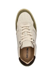 Weiße Leder Sneaker mit grünen und braunen Akzenten, durchbrochenen Details, schnürbarer Verschluss und einer strukturierten Gummisohle.