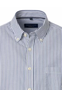 Comfortabele button-up shirt in blauw-witte strepen. Beschikt over een klassieke kraag, een knoopsluiting en een borstzak met gestikt detail.