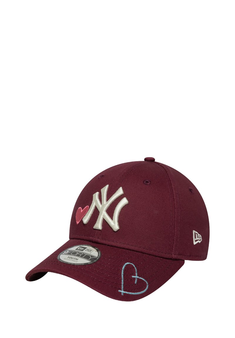 Bordeauxfarbene Baseballmütze mit weißem und pinkem gesticktem "NY"-Logo, Herzdetails, flachem Schirm und verstellbarem Rücken. Sie hat gestickte Akzente.