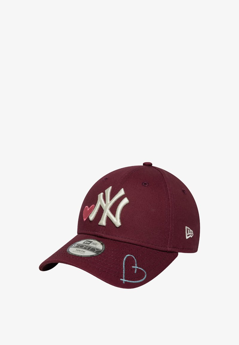Bordeauxfarbene Baseballmütze mit weißem und pinkem gesticktem "NY"-Logo, Herzdetails, flachem Schirm und verstellbarem Rücken. Sie hat gestickte Akzente.