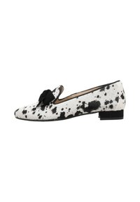Zapato plano de estampado en blanco y negro con acento de lazo, hecho de tejido texturizado, con un tacón bajo y punta redondeada.