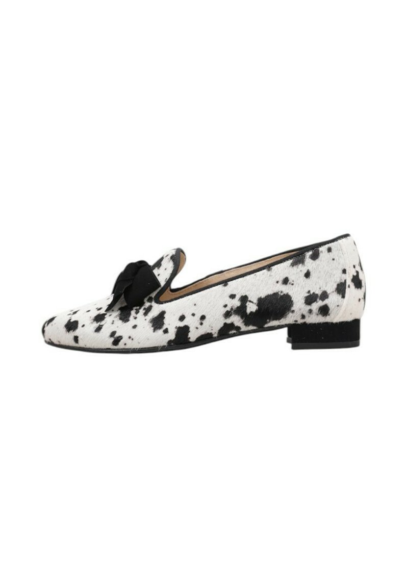 Zapato plano de estampado en blanco y negro con acento de lazo, hecho de tejido texturizado, con un tacón bajo y punta redondeada.