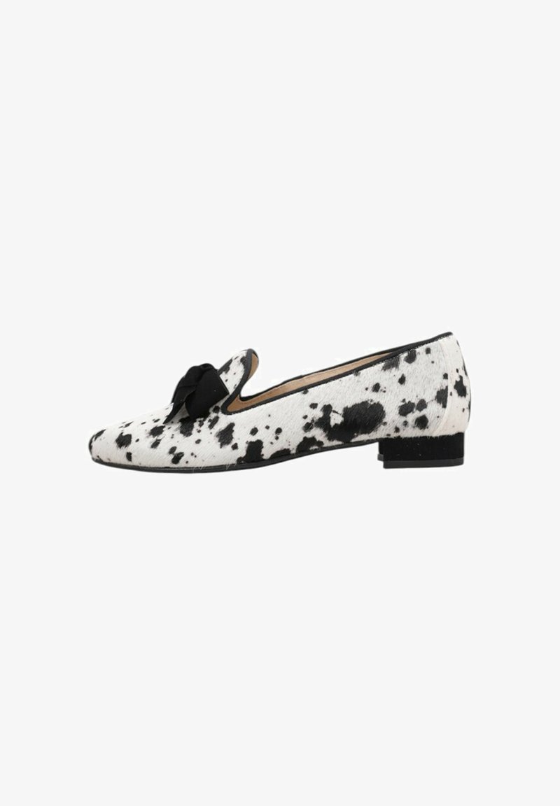 Zapato plano de estampado en blanco y negro con acento de lazo, hecho de tejido texturizado, con un tacón bajo y punta redondeada.
