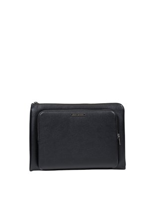 Borsa per laptop nera in pelle con superficie testurizzata, scomparto principale con cerniera e tasca frontale con una piccola cerniera.