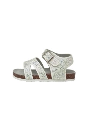 Sandalo da bambina/o bianco con tre cinturini, fibbia argentata, suola marrone e strass decorativi sulla parte superiore.