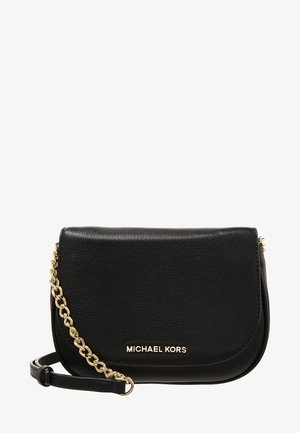 Zwarte leren crossbodytas met gouden kettingriem en Michael Kors logo op de voorklep.